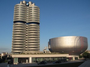 BMW Museum mit BMW Vierzylinder